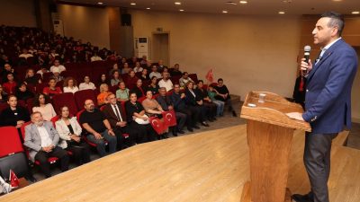 İzmir Çiğli Belediyesi’nin 29 Ekim Cumhuriyet Bayramı etkinlikleri kapsamında düzenlediği programda,