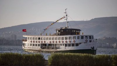 İzmir’in simge vapurlarından Bergama Vapuru, rehberli Körfez turlarıyla yeniden İzmirlilerle