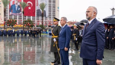 Türkiye Cumhuriyeti'nin 103. kuruluş yıl dönümü, İzmir Cumhuriyet Meydanı'nda düzenlenen
