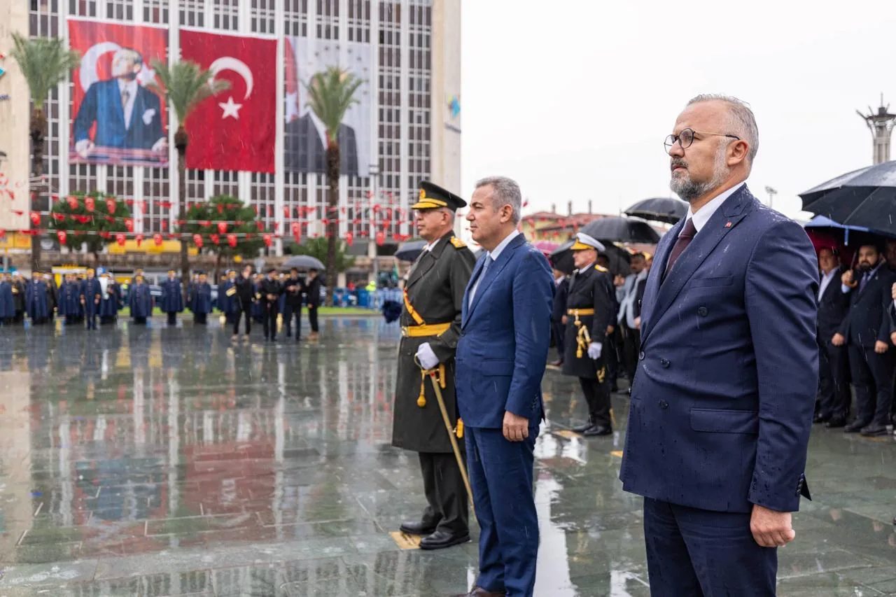 Türkiye Cumhuriyeti'nin 103. kuruluş yıl dönümü, İzmir Cumhuriyet Meydanı'nda düzenlenen