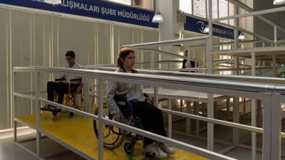 Limontepe Farkındalık Merkezi’nde düzenlenen uygulamalı eğitimlerde katılımcılar, engelli bireylerin günlük