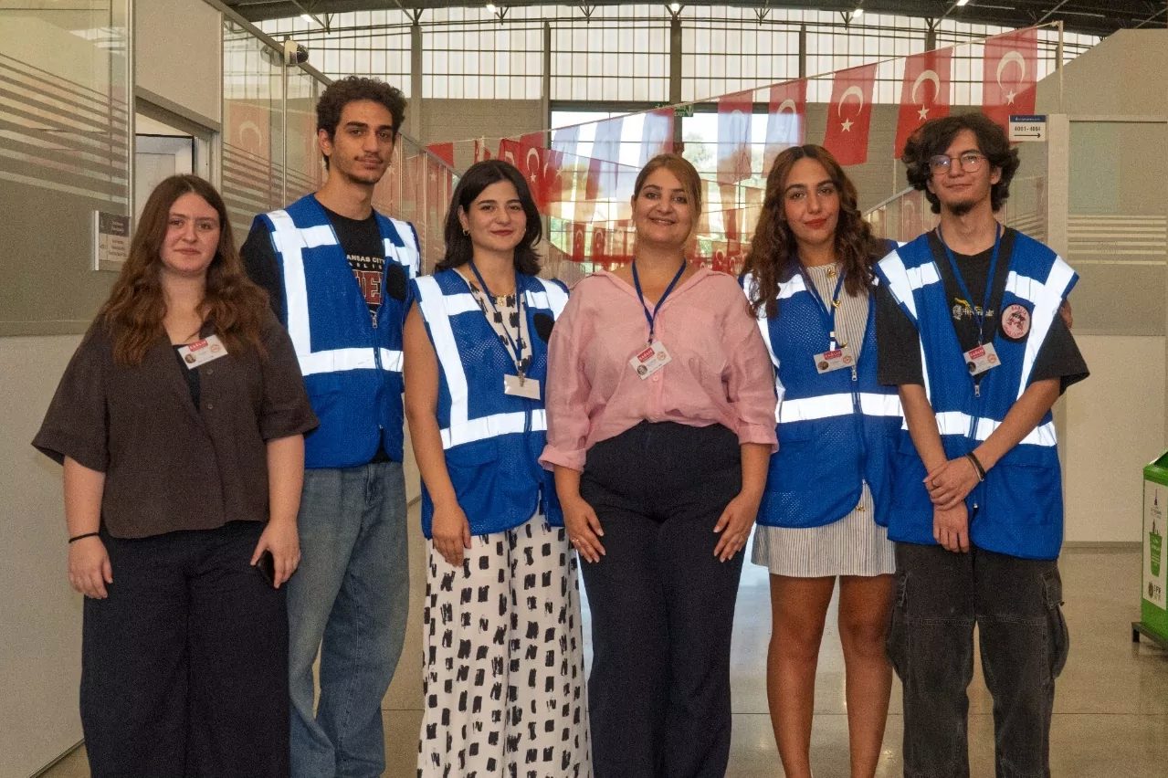 İzmir Büyükşehir Belediyesi Sağlık Gönüllüleri Projesi, ikinci yılında büyüyerek yoluna