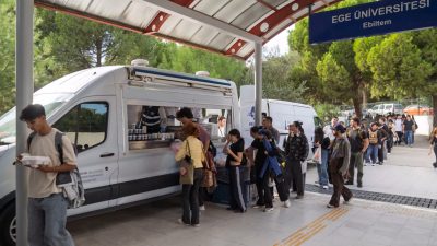 İzmir Büyükşehir Belediyesi’nin üniversite öğrencilerine ücretsiz sıcak akşam yemeği desteği