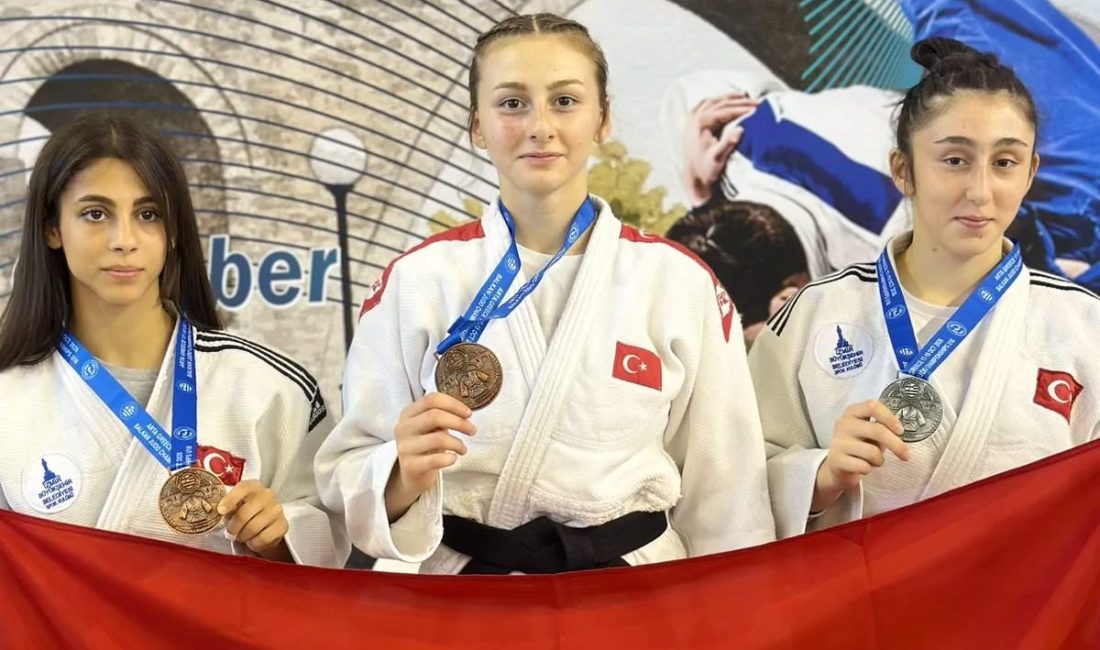 İzmir Büyükşehir Belediyesi Spor Kulübü sporcuları Aişe Dalda, Azra Ceren