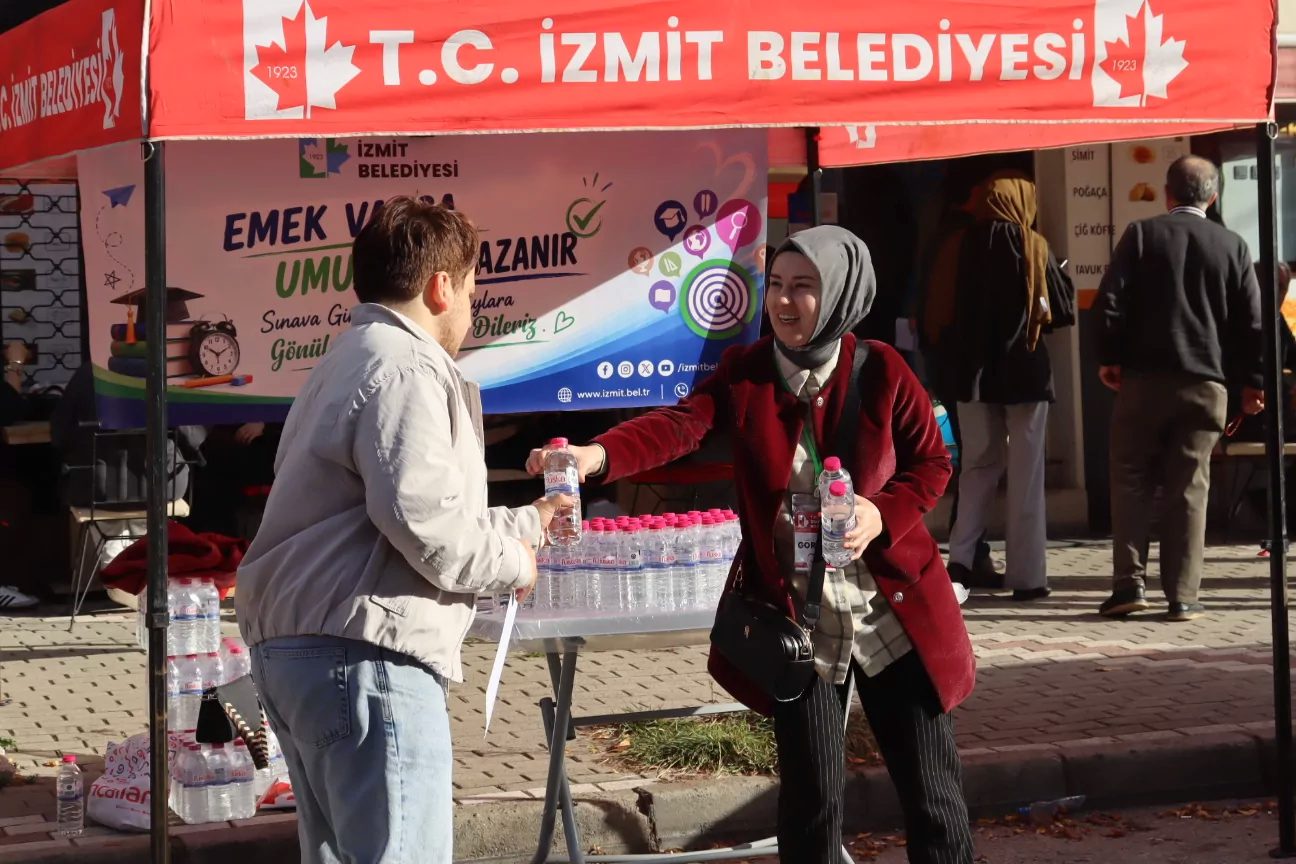 İzmit Belediyesi, KPSS için kent genelindeki sınav merkezlerinde stant açarak