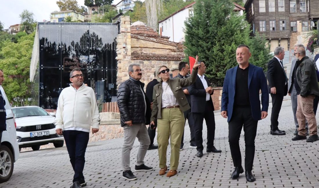 İzmit Belediyesi yetkilileri, Akçakoca Mahallesi’nde gerçekleştirdikleri saha gezisinde bölgenin ihtiyaçlarını