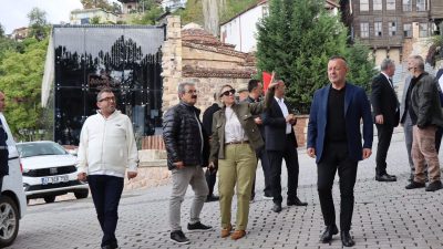 İzmit Belediyesi yetkilileri, Akçakoca Mahallesi’nde gerçekleştirdikleri saha gezisinde bölgenin ihtiyaçlarını