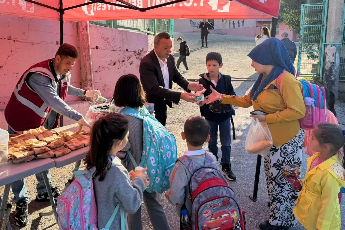 İzmit Belediyesinin Beslenme Saati Projesi kapsamında Topçular, Gültepe ve Tavşantepe