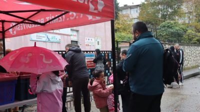İzmit Belediyesi, yağışlı havaya rağmen Beslenme Saati Uygulaması’nı sürdürerek öğrencilerin