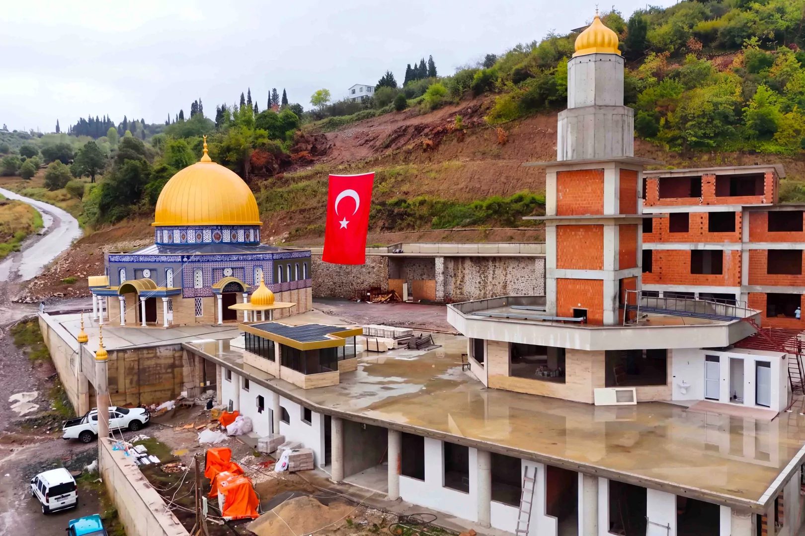 Kocaeli Büyükşehir Belediyesi, kent genelinde yeni ibadethaneler inşa ederken, yapımı