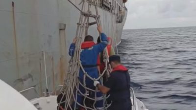 Antalya’nın Kaş ilçesi açıklarında seyir halindeki ticari gemide yaralanan bir