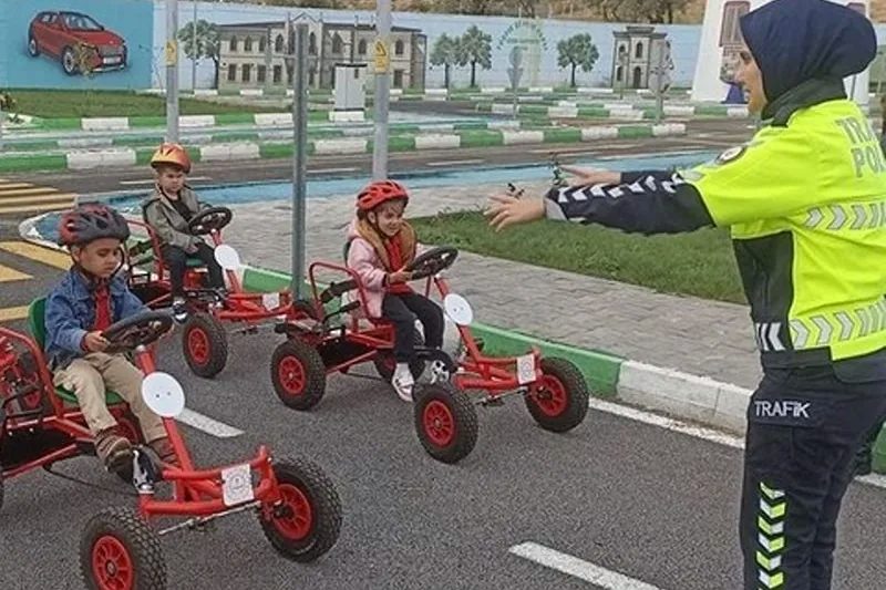 Kilis'te Trafik Eğitim Parkı'nda öğrenciler, trafik kurallarını uygulamalı olarak öğrenerek