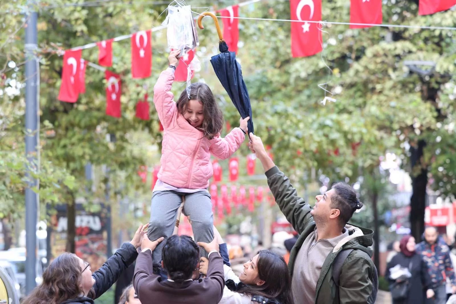 Kocaeli Büyükşehir Belediyesi’nin düzenlediği 16. Kocaeli Kitap Fuarı’nın habercisi "Ağaçlar