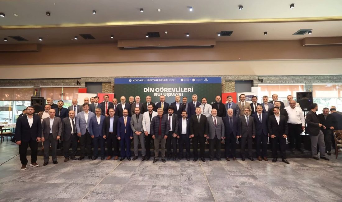 Kocaeli Büyükşehir Belediye Başkanı Tahir Büyükakın, 12 ilçeden din görevlileri