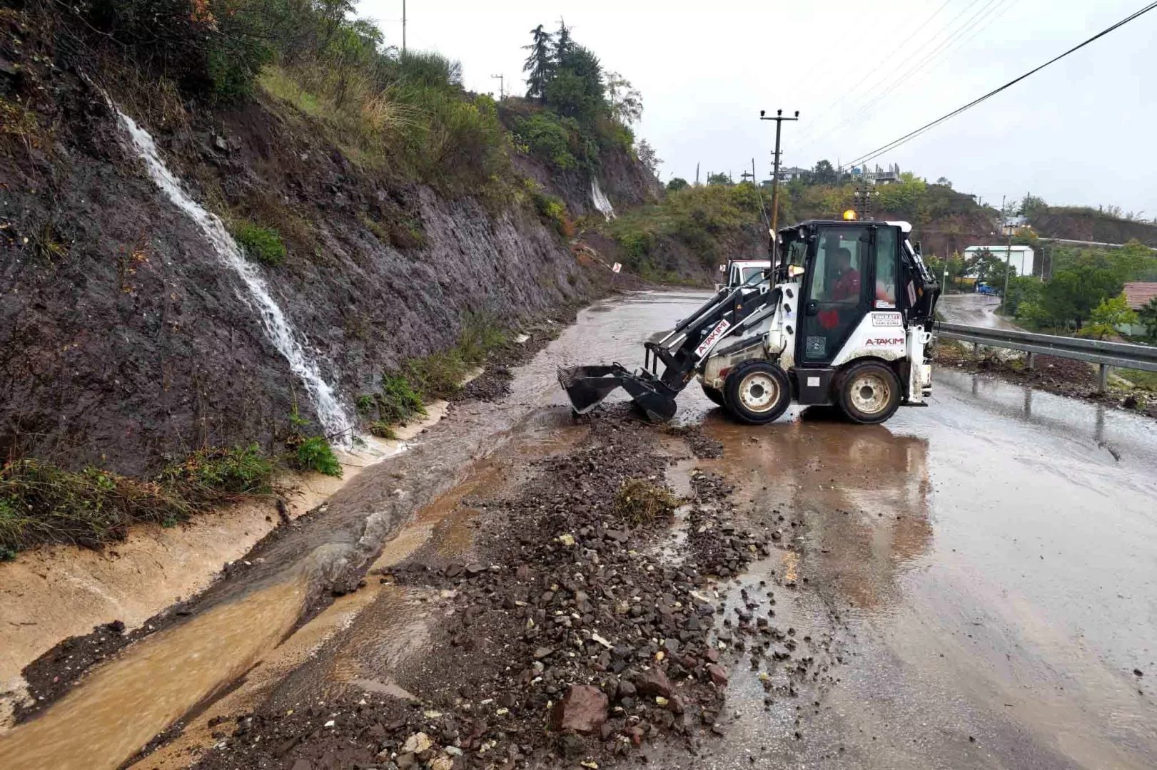 Kocaeli'de etkili olan şiddetli yağış nedeniyle bazı bölgelerde aylık yağış