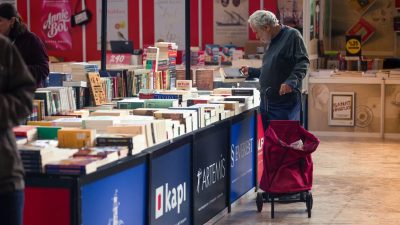 Uluslararası 16. Kocaeli Kitap Fuarı’nda kitapseverlerin alışveriş telaşı renkli görüntülere