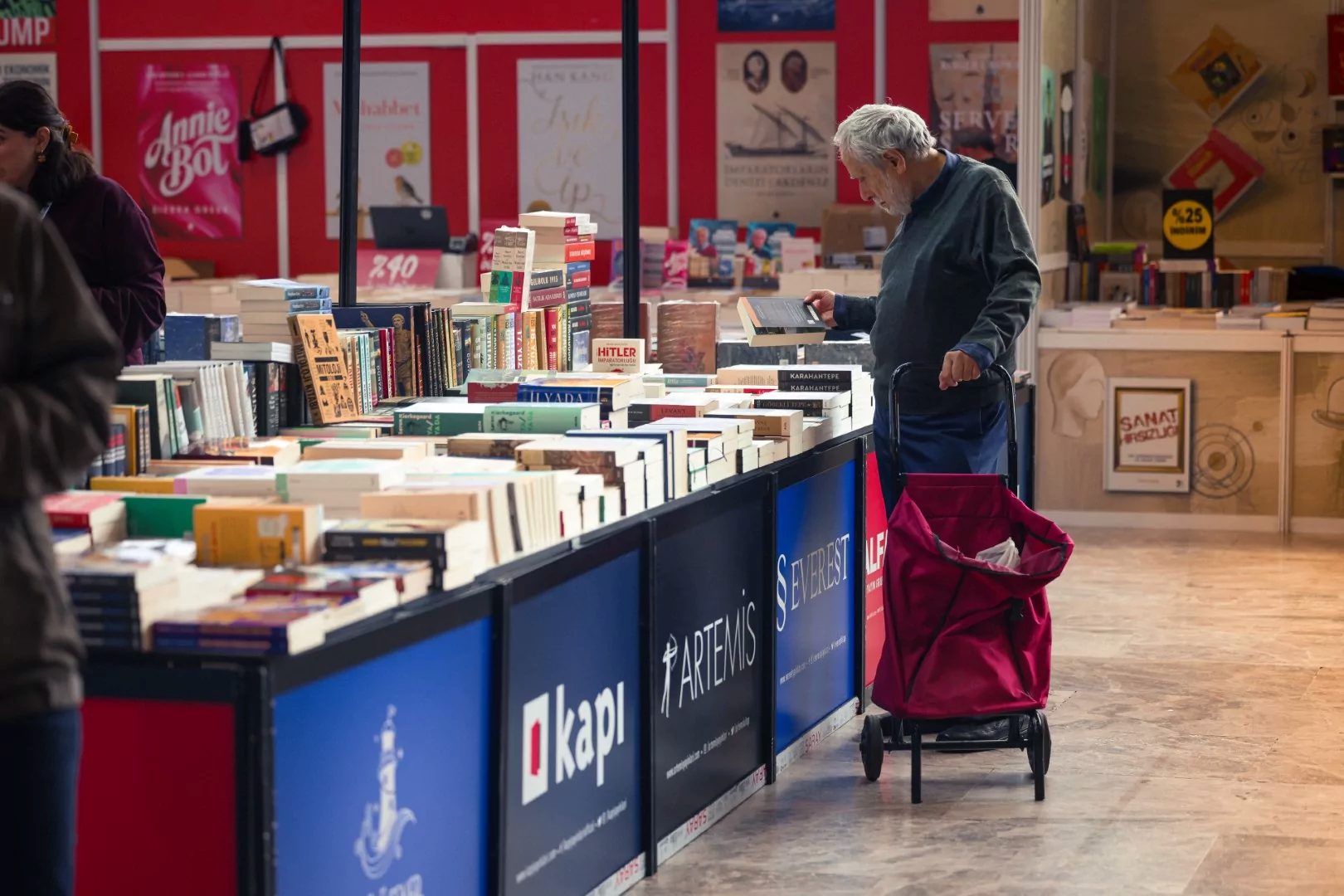 Uluslararası 16. Kocaeli Kitap Fuarı’nda kitapseverlerin alışveriş telaşı renkli görüntülere