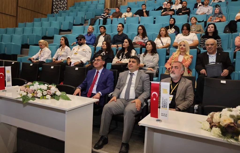 Kütahya Valiliği himayelerinde ve Kütahya Belediyesi ev sahipliğinde düzenlenen Kütahya