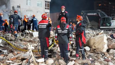 İstanbul Maltepe’de Cevizli Mahallesi’nde meydana gelen göçükte arama kurtarma çalışmaları,
