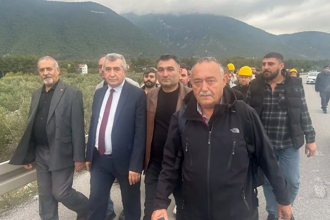 Manisa’nın Soma ilçesinde ödenmeyen maaşları nedeniyle direnişe geçen maden işçilerinin