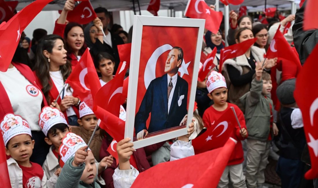 Manisa Büyükşehir Belediyesinin Cumhuriyet Bayramı etkinlikleri kapsamında düzenlediği programda çocuklar,