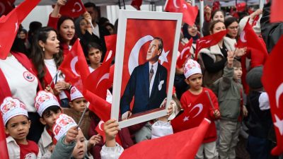 Manisa Büyükşehir Belediyesinin Cumhuriyet Bayramı etkinlikleri kapsamında düzenlediği programda çocuklar,