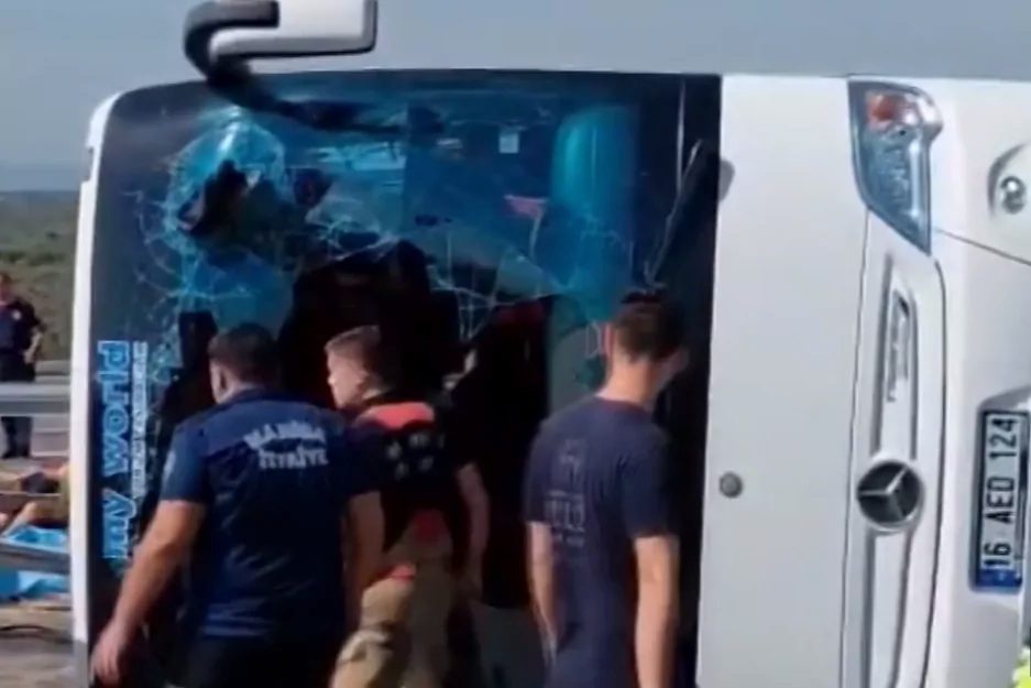 Manisa’nın Akhisar ilçesinde, otoban girişi yakınlarında tur otobüsü ile çekicinin
