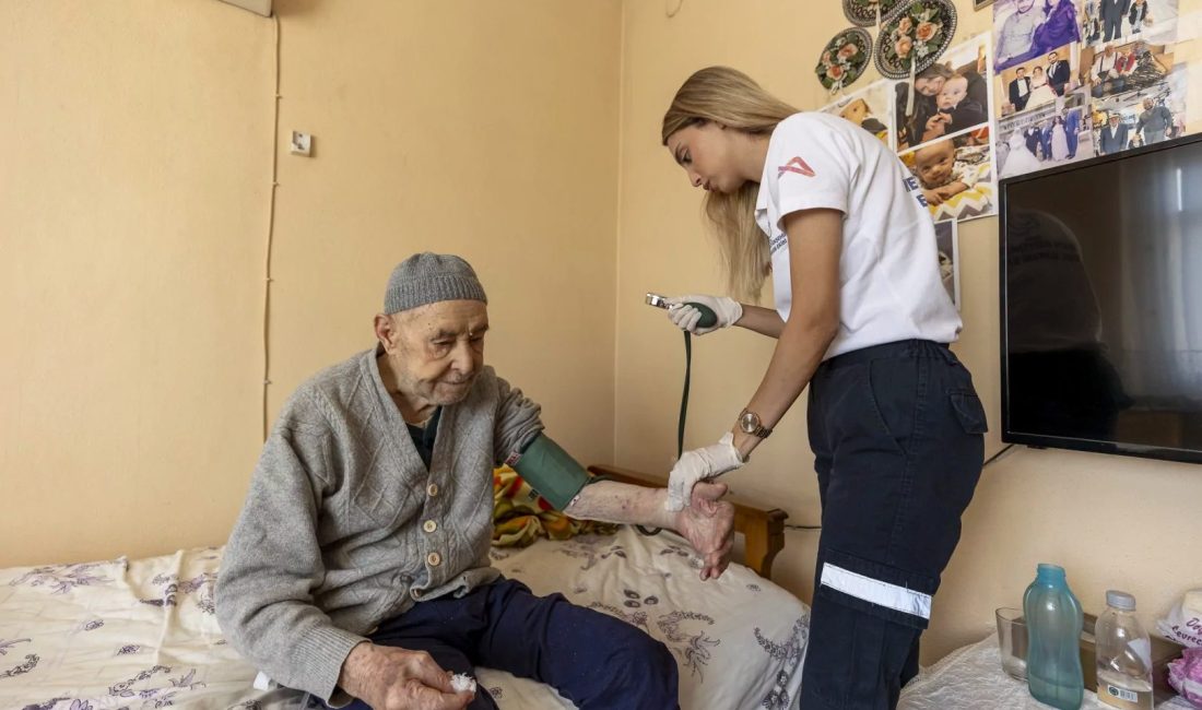 Mersin Büyükşehir Belediyesi’nin Evde Sağlık ve Bakım Hizmetleri ekipleri, yaşlı,