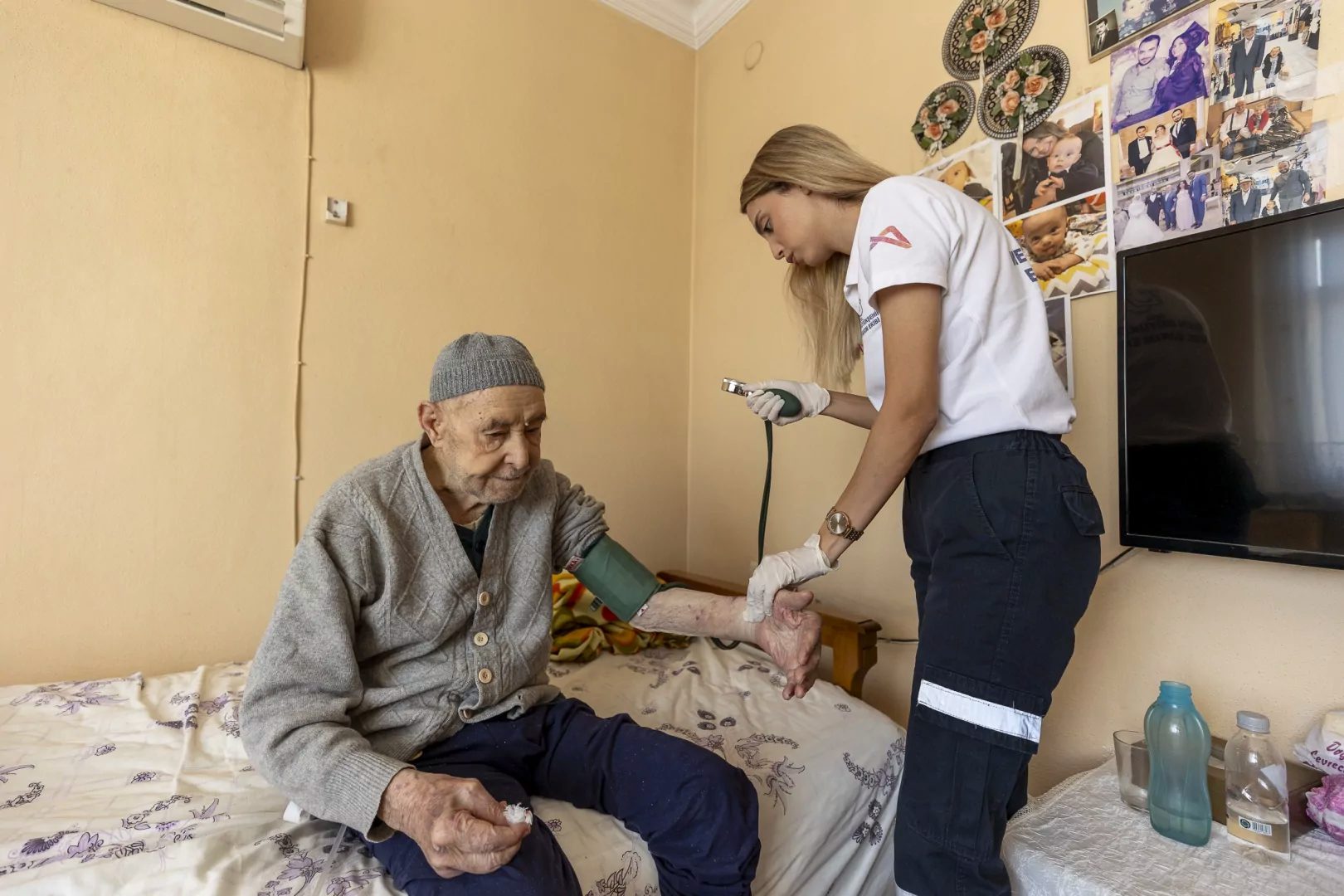 Mersin Büyükşehir Belediyesi’nin Evde Sağlık ve Bakım Hizmetleri ekipleri, yaşlı,
