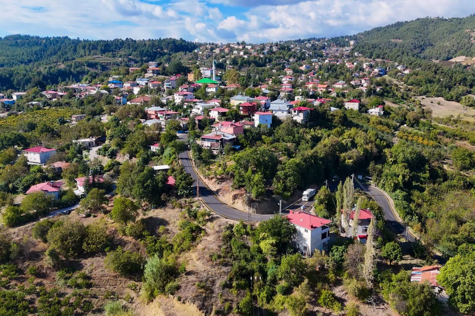 Mersin Büyükşehir Belediyesi, yol yapım, bakım ve onarım çalışmalarını sürdürüyor.