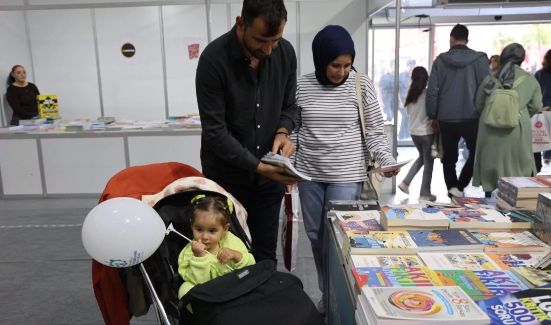 Uluslararası 16. Kocaeli Kitap Fuarı’na anne ve babalarıyla gelen minik