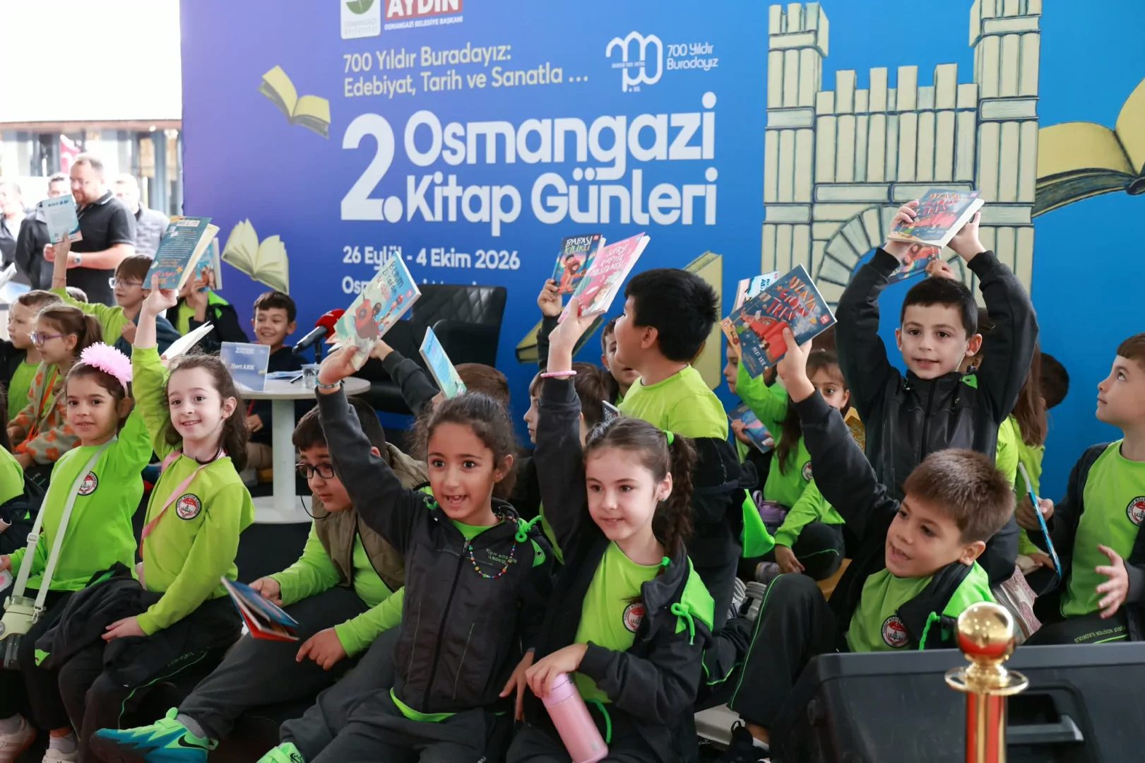 Bursa'da Osmangazi Belediyesi’nin kitapseverleri birbirinden değerli kitap ve yazarlarla buluşturduğu