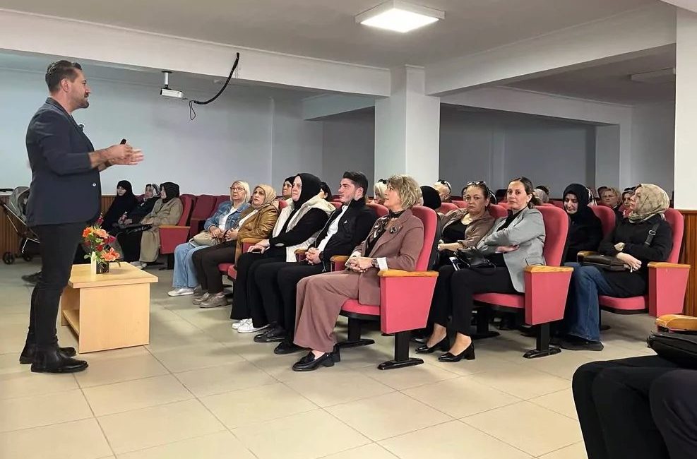 AK Parti Mudanya Kadın Kolları öncülüğünde düzenlenen seminerde, bağımlılığın önlenmesi