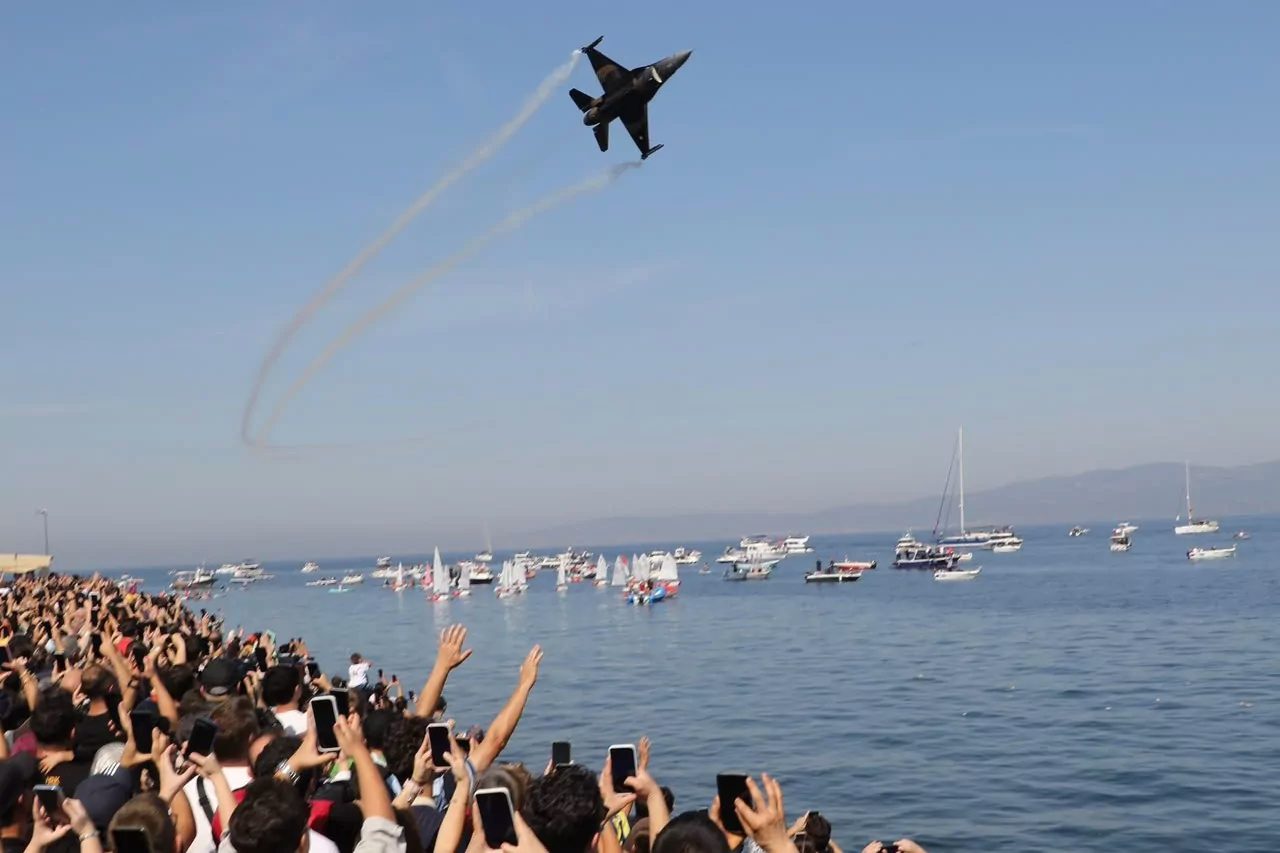 Mudanya Mütarekesi’nin 104. yıl dönümü etkinlikleri kapsamında düzenlenen SoloTürk gösterisi