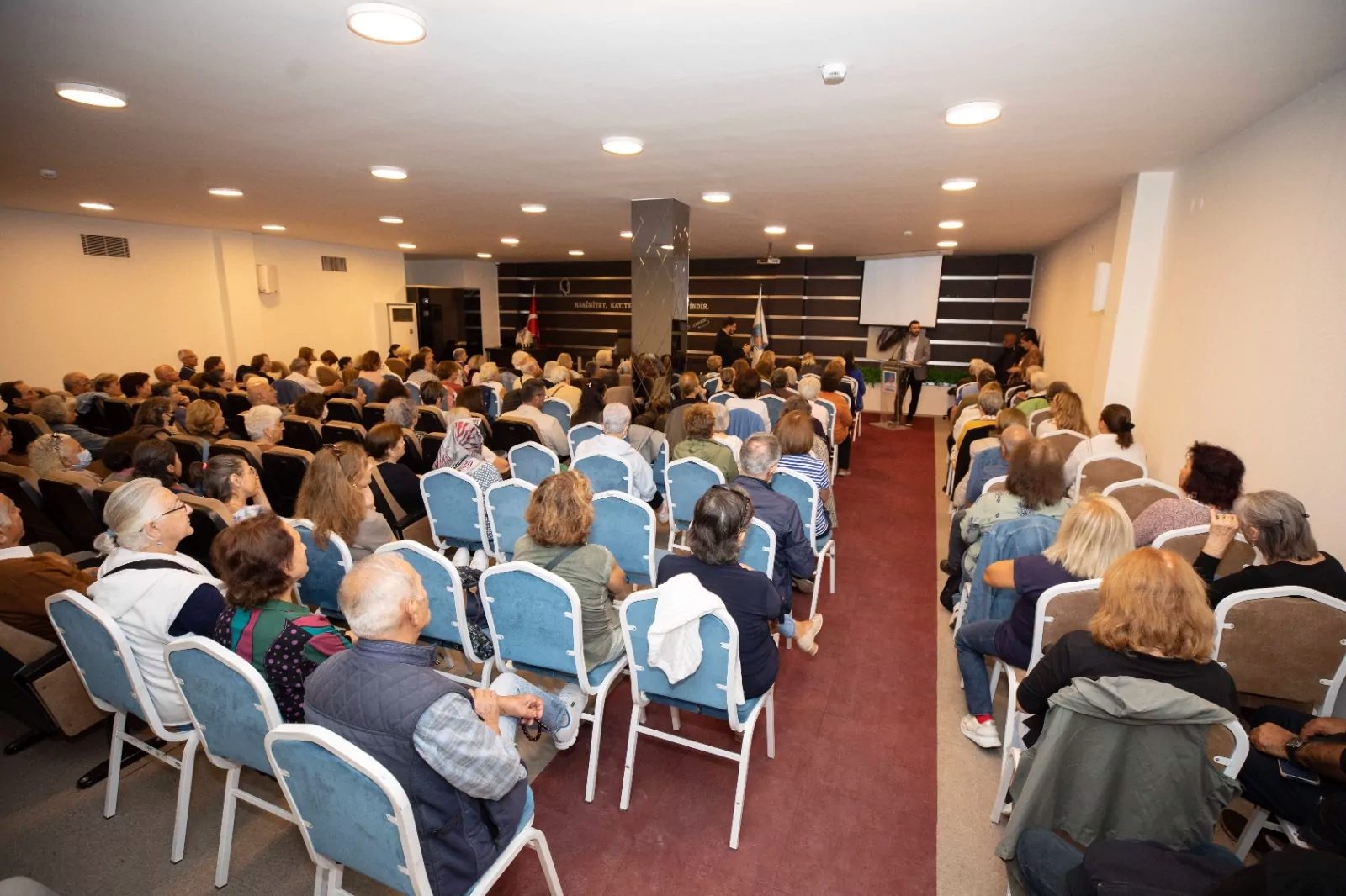 İzmir'in Narlıdere ilçesinde 3. Yaş Üniversitesi’nde ilk ders zili çaldı.