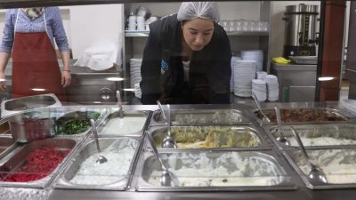 Nilüfer Belediyesi ekipleri, Bursa Uludağ Üniversitesi yerleşkesinde faaliyet gösteren gıda