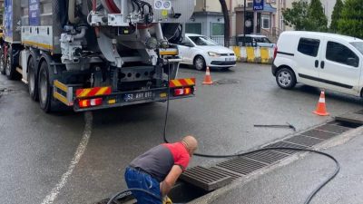 Ordu Büyükşehir Belediyesi ekipleri, Perşembe ilçesinde mahalle yollarında ulaşım güvenliğini