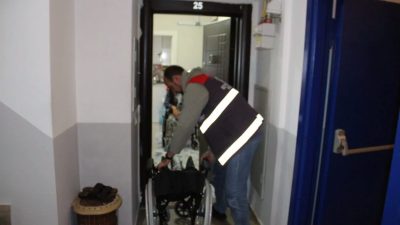 Ordu Büyükşehir Belediyesi ihtiyaç sahibi vatandaşlara tekerlekli ve akülü sandalye