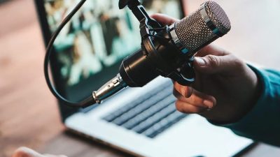 Podcastlerin dinleyiciye kendi yayın akışını oluşturma olanağı sunduğunu belirten İletişim