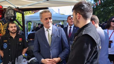 Sakarya Büyükşehir Belediye Başkanı Yusuf Alemdar, üniversite öğrencileriyle buluşarak tramvay