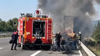 Düzce'de seyir halindeki tırın dorsesinde yangın çıktı. İhbar üzerine olay