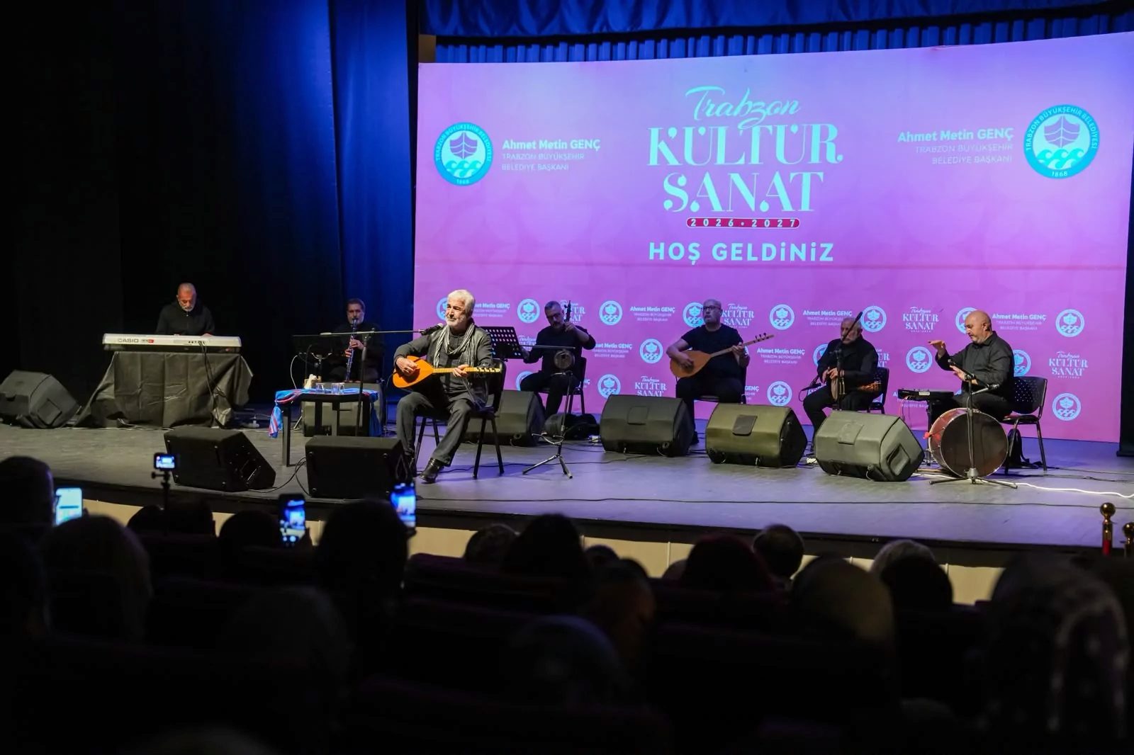 Trabzon Büyükşehir Belediyesi’nin düzenlediği konserde Esat Kabaklı, sevilen türküleriyle Trabzonlularla
