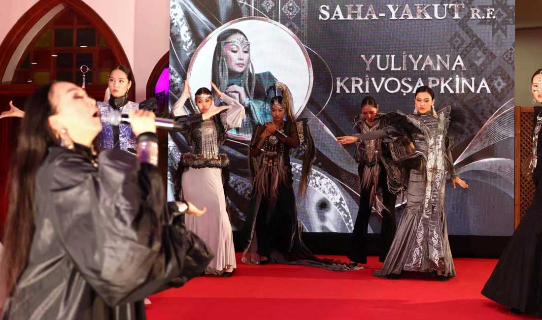 Türk dünyasının köklü giyim kültürünü, geleneksel dokularını ve çağdaş tasarım
