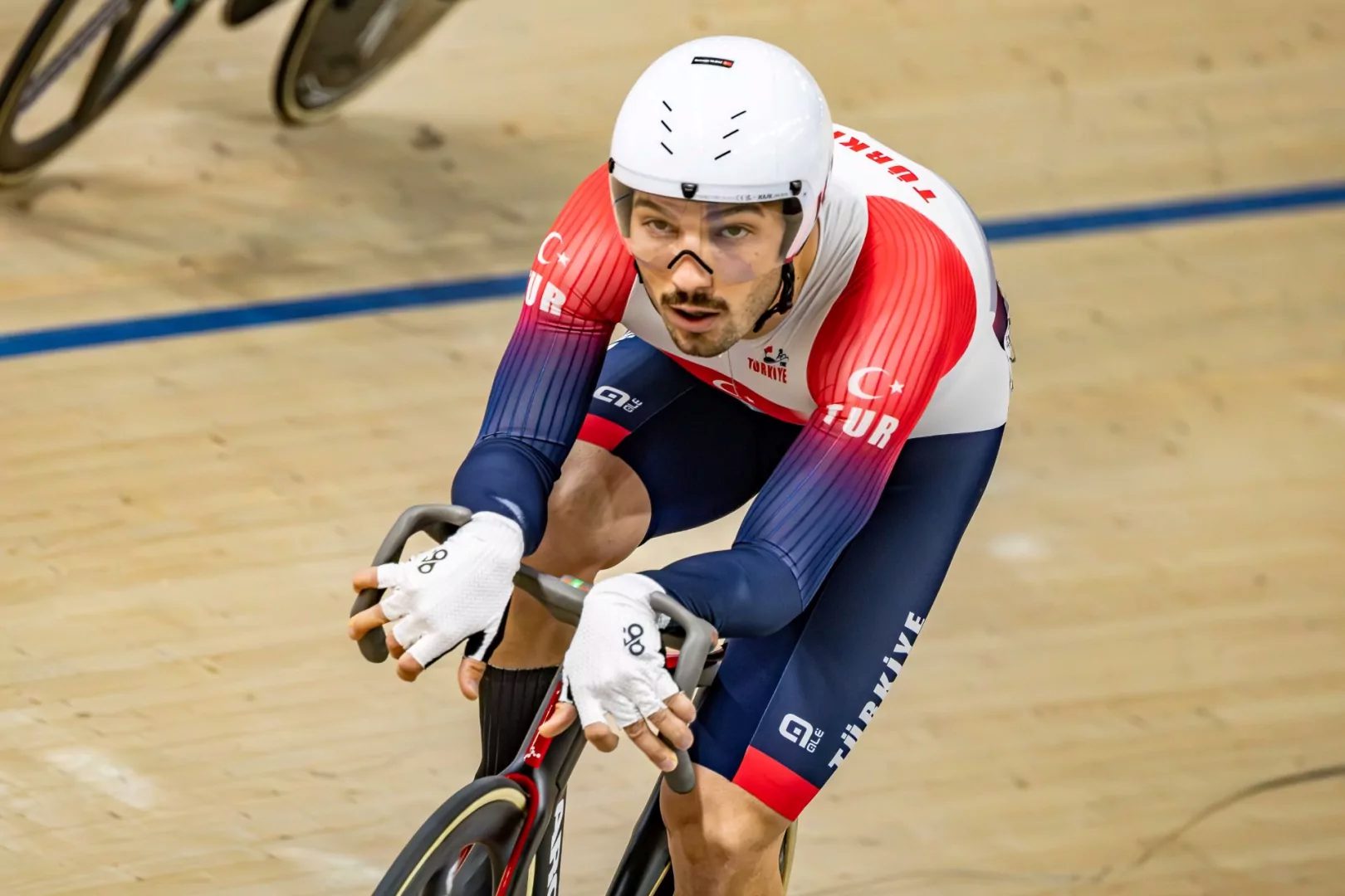21 yaşındaki milli sporcu Ramazan Yılmaz, bugün açıklanan UCI Pist