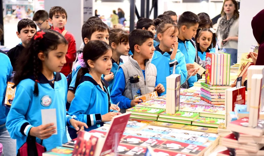 12. Malatya Kitap Fuarı’na katılan yazarlar, Malatyalı kitapseverlerin yoğun ilgisinden