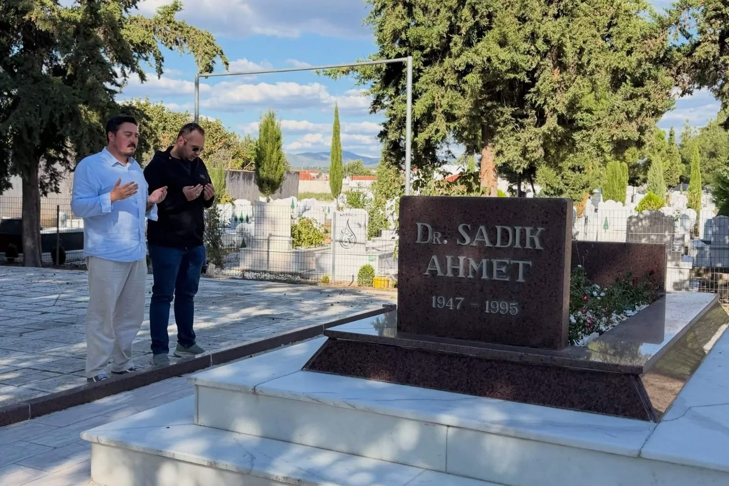 Yunanistan'ın Gümülcine kentinde Dr. Sadık Ahmet’in kabrini ziyaret eden Yeniden